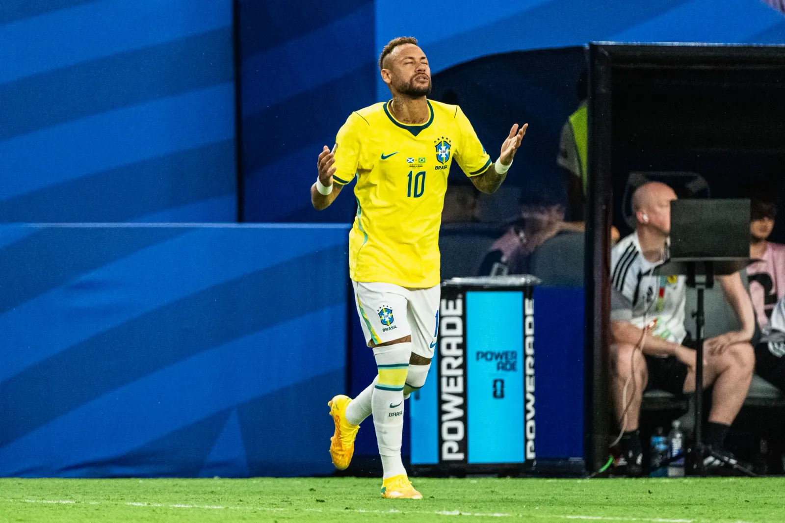 Neymar entra em campo