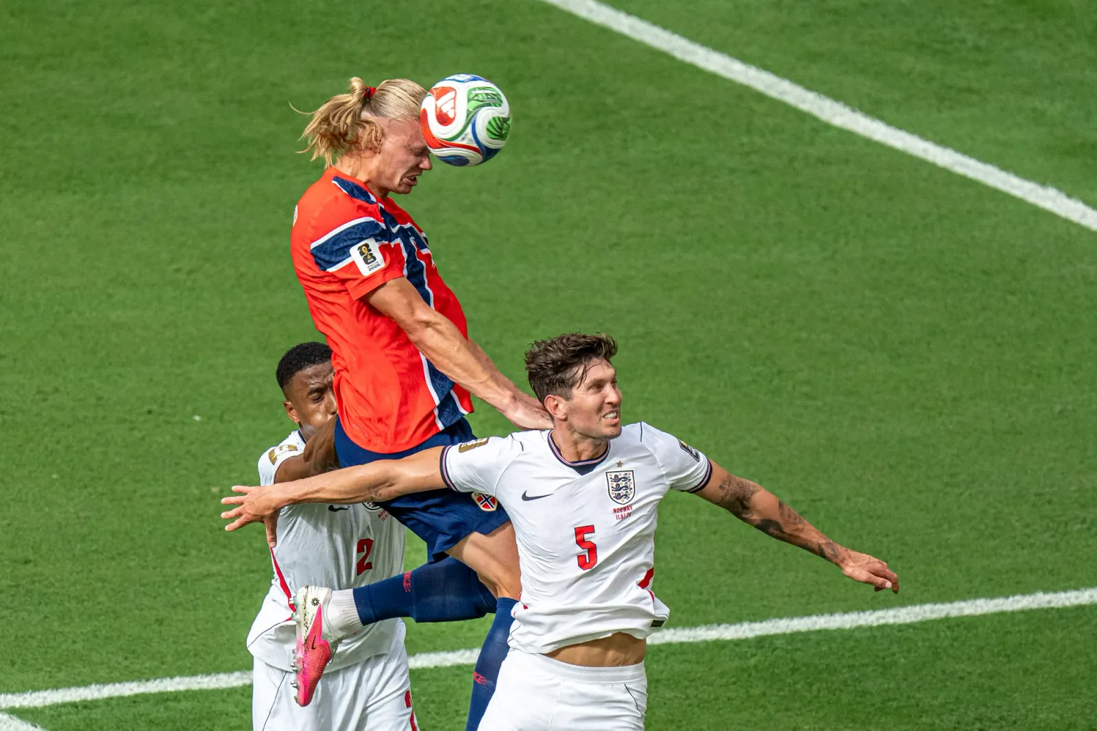 Briga pela bola aérea na área