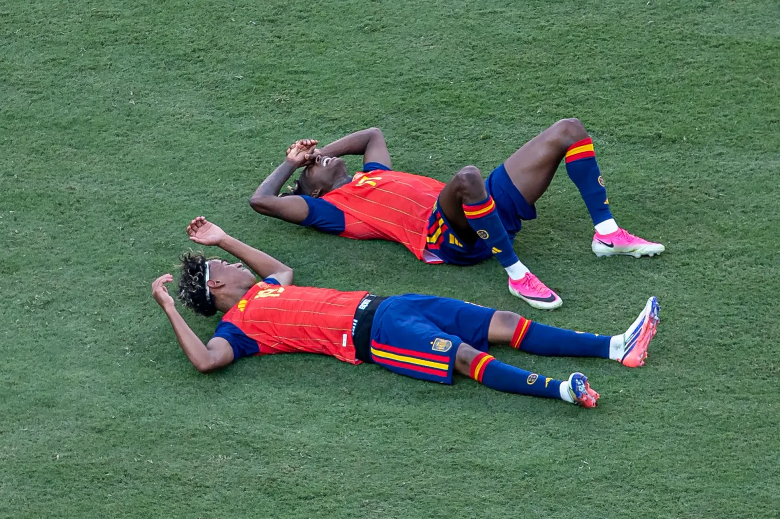 Exaustos no gramado depois do apito final