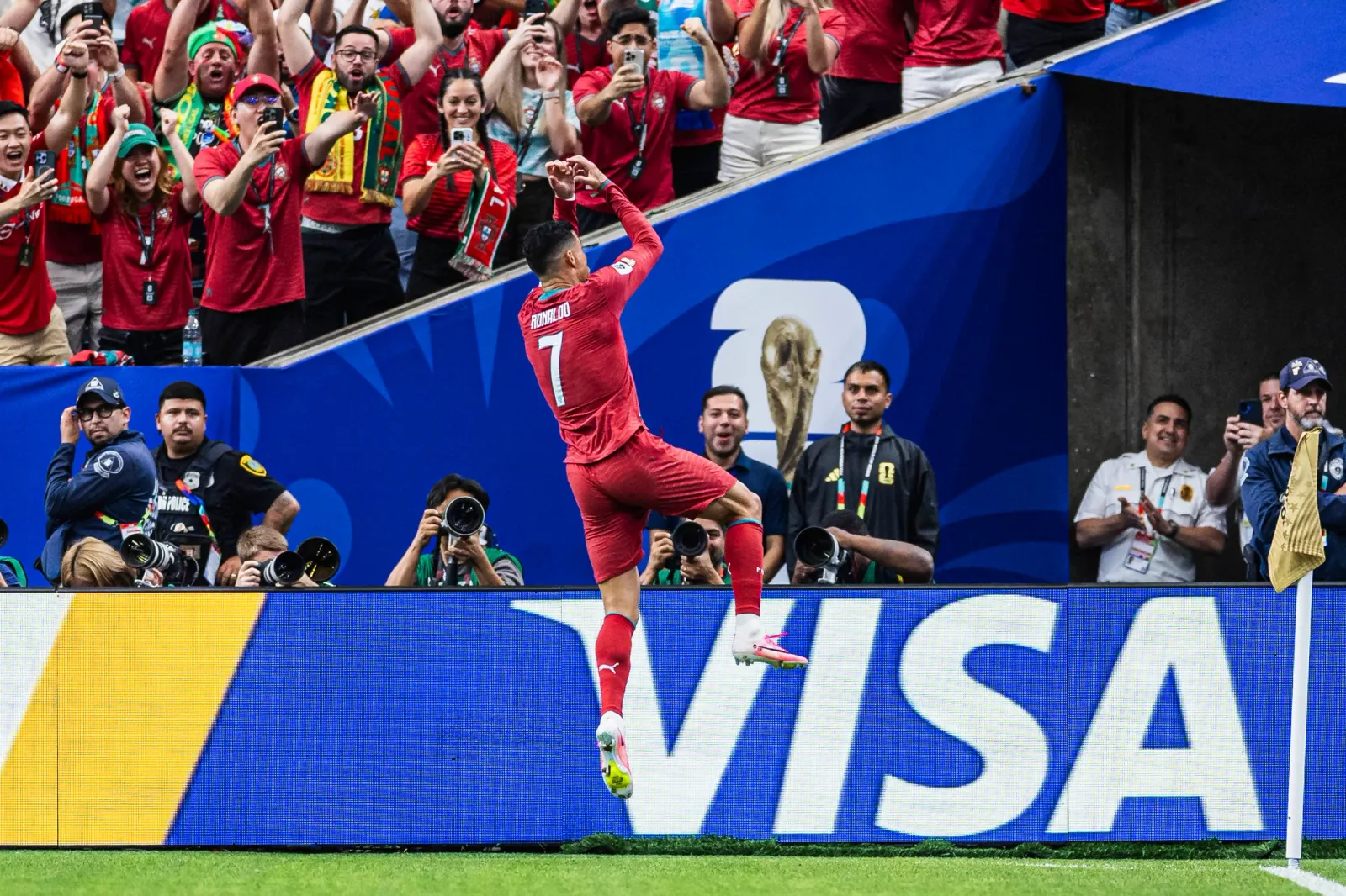 O salto de Cristiano Ronaldo diante da torcida