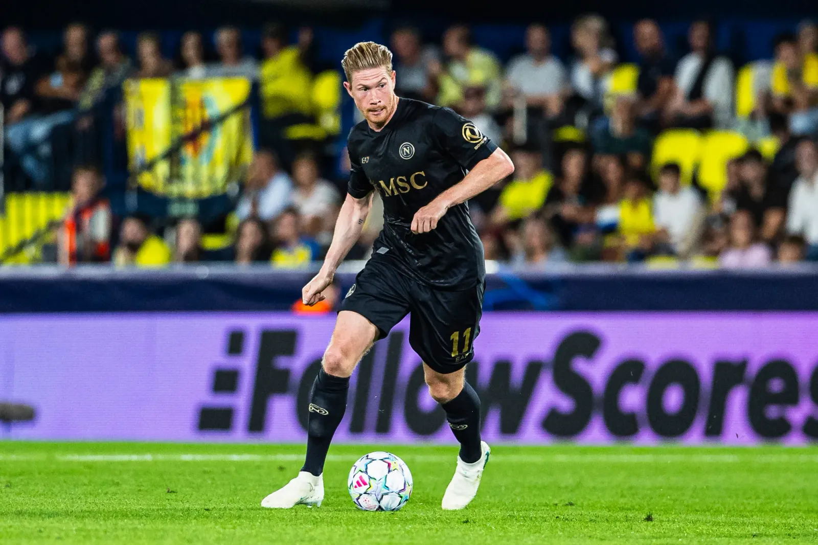 De Bruyne conduz no meio-campo