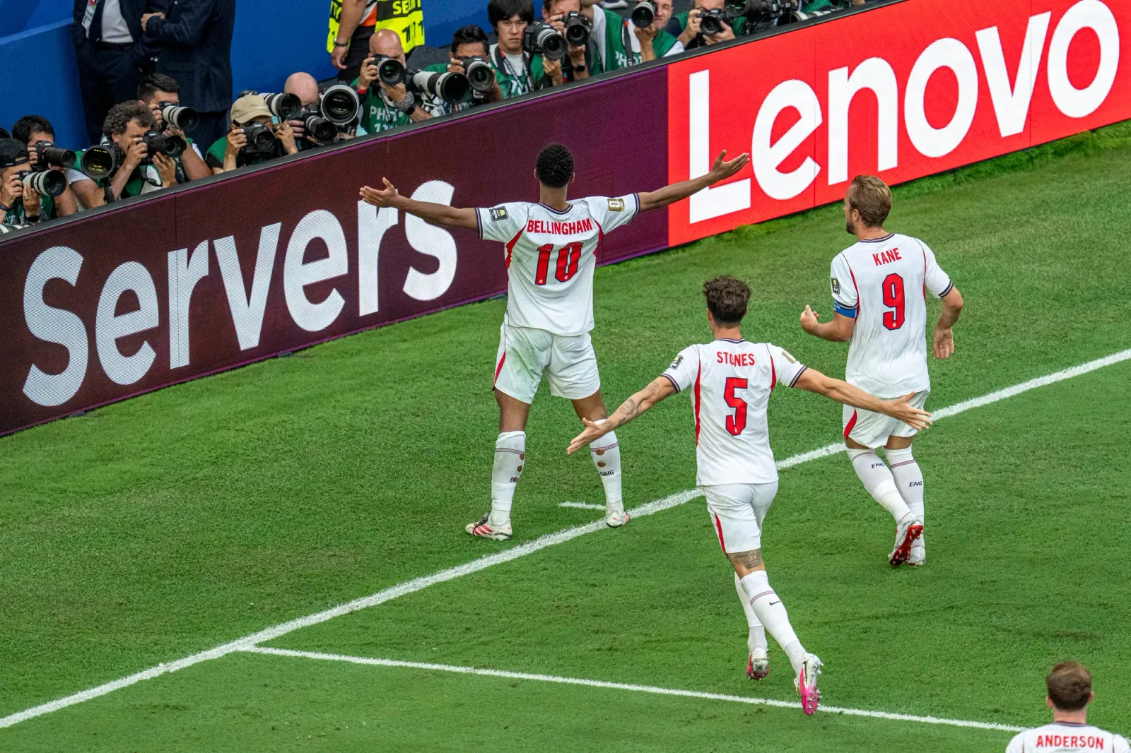 Bellingham, Stones e Kane correm para comemorar