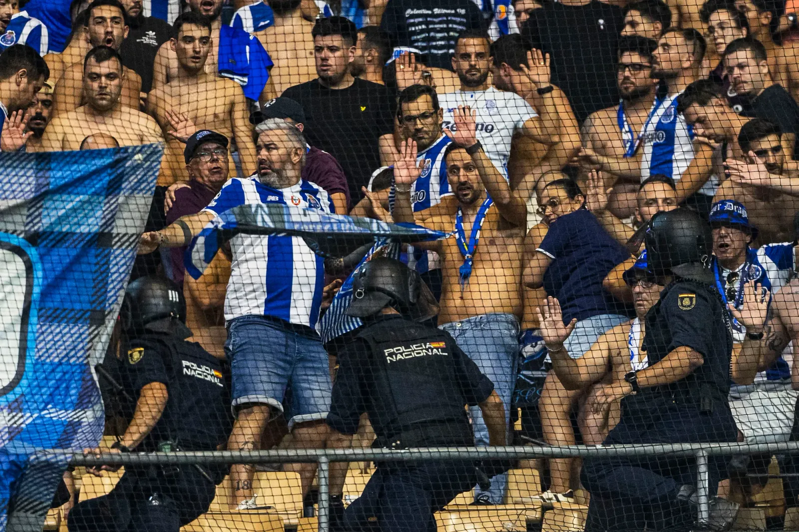A torcida do Porto atrás da grade