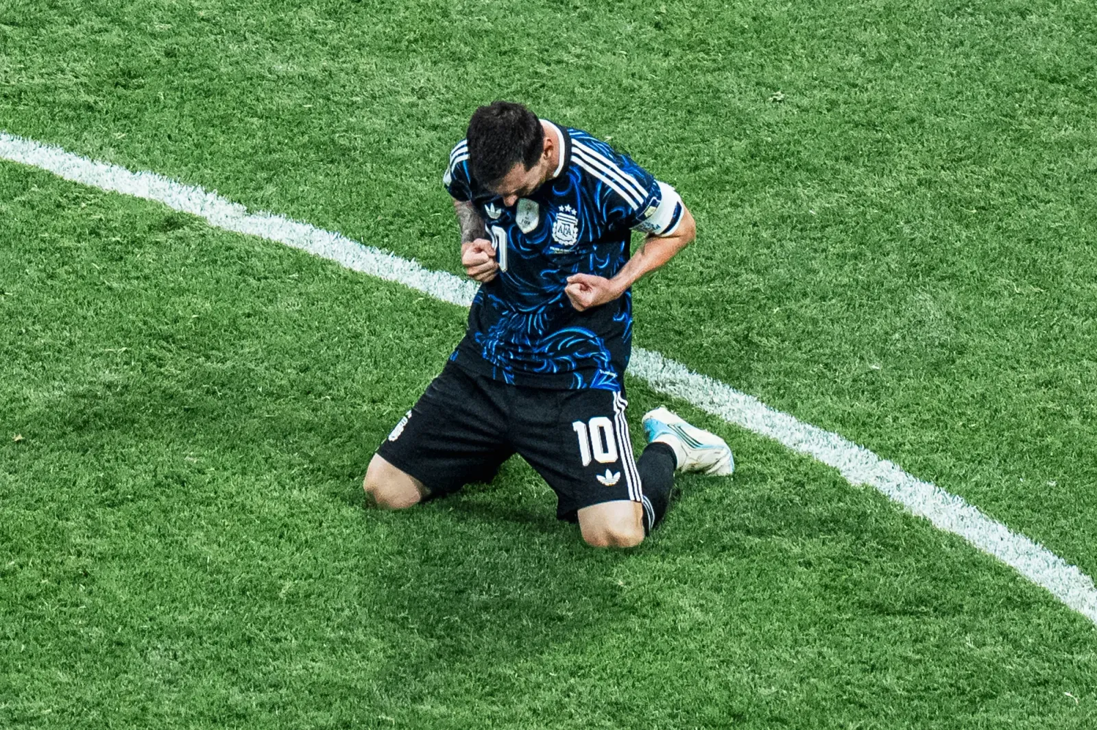 Messi de joelhos: a Argentina está na final
